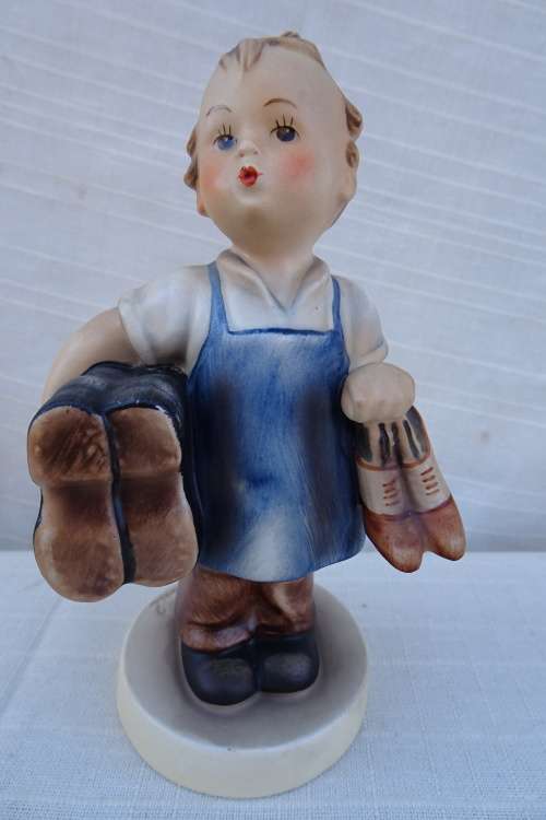 Hummel Goebel - Boy handing two pairs of Shoes "Shoemaker"(W. Germany ) 13Cm x 6Cm