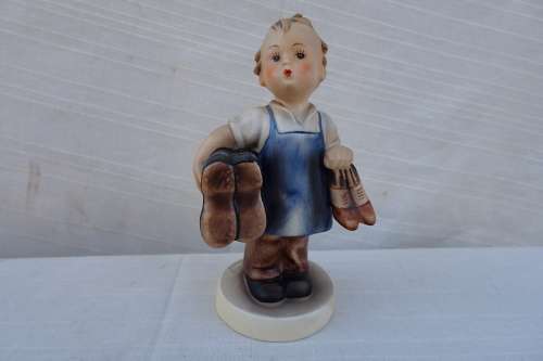 Hummel Goebel - Boy handing two pairs of Shoes "Shoemaker"(W. Germany ) 13Cm x 6Cm