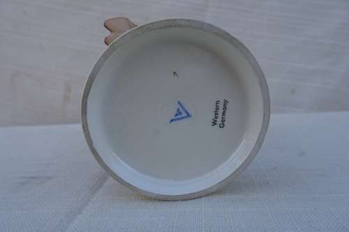 Hummel Goebel - Boy handing two pairs of Shoes "Shoemaker"(W. Germany ) 13Cm x 6Cm