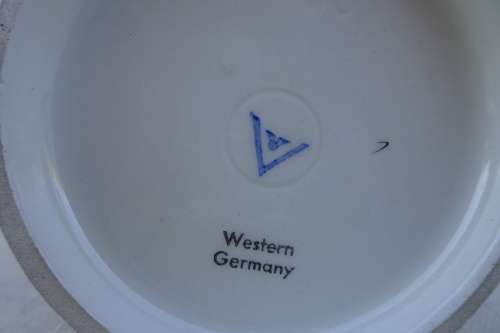 Hummel Goebel - Boy handing two pairs of Shoes "Shoemaker"(W. Germany ) 13Cm x 6Cm