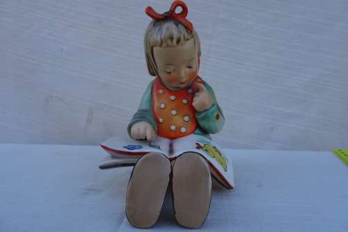 Hummel Goebel - Girl sitting reading a book of ducks/flower (W. Germany ) 12Cm x 11Cm