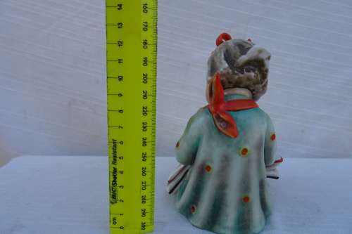 Hummel Goebel - Girl sitting reading a book of ducks/flower (W. Germany ) 12Cm x 11Cm