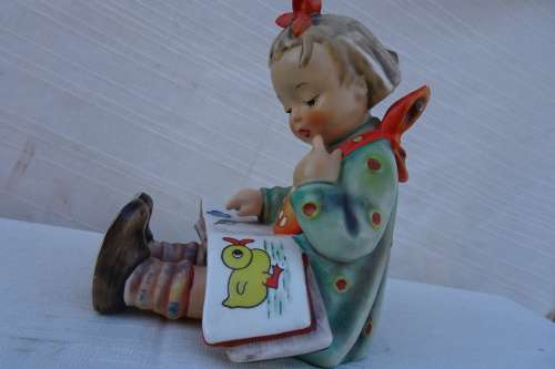 Hummel Goebel - Girl sitting reading a book of ducks/flower (W. Germany ) 12Cm x 11Cm