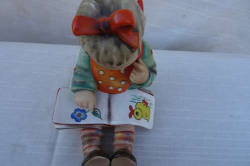 Hummel Goebel - Girl sitting reading a book of ducks/flower (W. Germany ) 12Cm x 11Cm