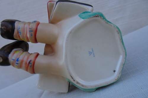 Hummel Goebel - Girl sitting reading a book of ducks/flower (W. Germany ) 12Cm x 11Cm