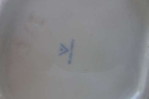 Hummel Goebel - Girl sitting reading a book of ducks/flower (W. Germany ) 12Cm x 11Cm