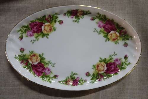 1x Royal Albert - Old Country Rose - Sandwich Dish - Made in England - Good Condition