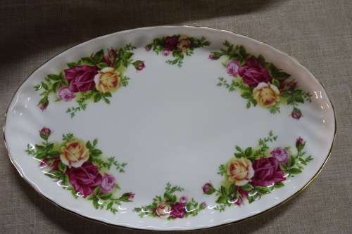 1x Royal Albert - Old Country Rose - Sandwich Dish - Made in England - Good Condition