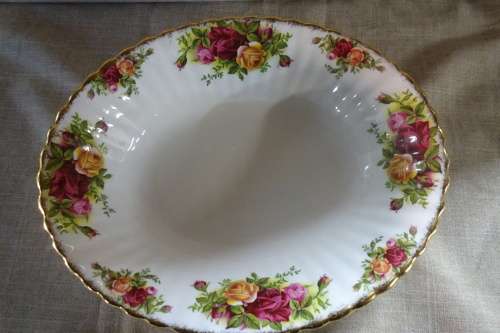 1x Royal Albert - Old Country Rose - Serving Dish ( 23Cm X 19CM)- Made in England - Good Condition