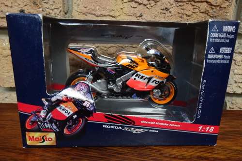 Maisto Repsol Honda Team RCV 211 2004 #31548 Rider - Nicky Hayden Scale: 1:18