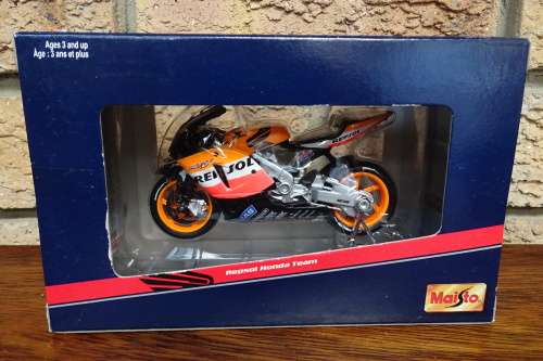 Maisto Repsol Honda Team RCV 211 2004 #31548 Rider - Nicky Hayden Scale: 1:18