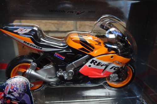 Maisto Repsol Honda Team RCV 211 2004 #31548 Rider - Nicky Hayden Scale: 1:18