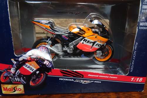 Maisto Repsol Honda Team RCV 211 2004 #31548 Rider - Nicky Hayden Scale: 1:18