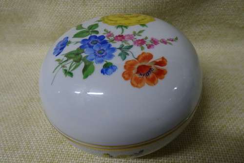 Beautiful Vintage Meissen Porcelain Handpainted Round Trinket Box with Flowers