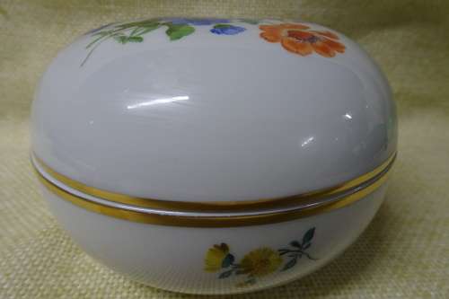Beautiful Vintage Meissen Porcelain Handpainted Round Trinket Box with Flowers