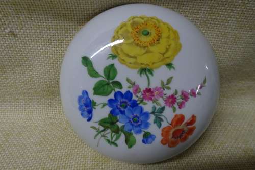 Beautiful Vintage Meissen Porcelain Handpainted Round Trinket Box with Flowers