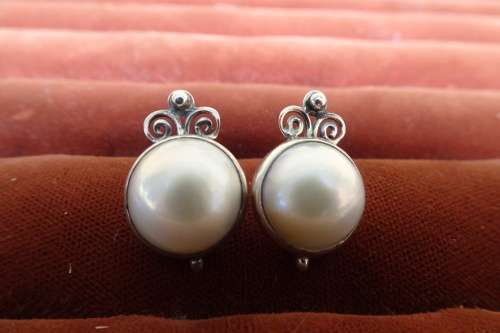 Beautiful Sterling Silver Stud Earrings Marbe Pearls and Scroll Detail 4.9 g Diameter 12 mm