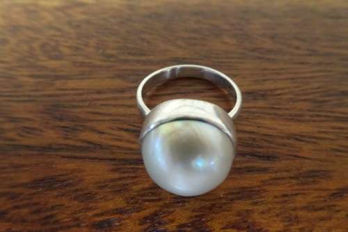 Elegant Classic Sterling Silver (925) White Mabe Pearl Dome Ring 5.9 g Diameter 17 mm Height 30 mm