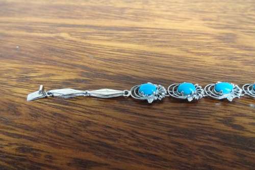 Superb Sterling Silver Linked Chain Bracelet With Turquoise Stones and Ornate Surround 9.3 g
