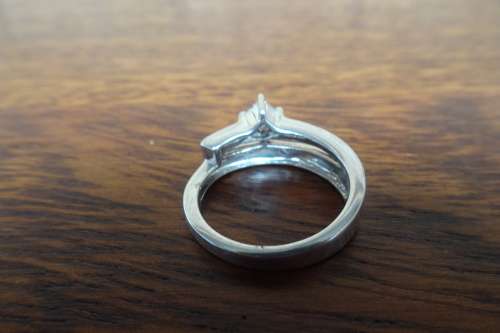 Unusual Sterling Silver Ring With Split Shank and Clear Stone Bezel Setting With Four Prongs 5.6 g