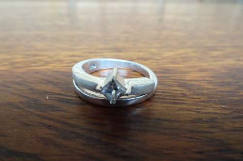 Unusual Sterling Silver Ring With Split Shank and Clear Stone Bezel Setting With Four Prongs 5.6 g