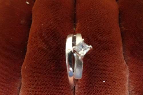 Unusual Sterling Silver Ring With Split Shank and Clear Stone Bezel Setting With Four Prongs 5.6 g