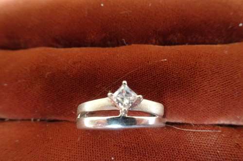 Unusual Sterling Silver Ring With Split Shank and Clear Stone Bezel Setting With Four Prongs 5.6 g