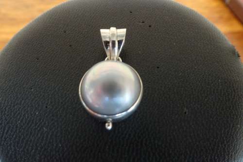 Gorgeous Sterling Silver Dome pendant With Light Grey Mabe Pearl 3.8 g Diameter 16 mm Length 27 mm