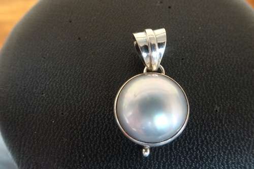 Gorgeous Sterling Silver Dome pendant With Light Grey Mabe Pearl 3.8 g Diameter 16 mm Length 27 mm