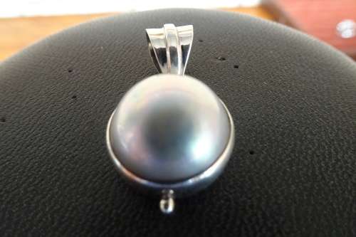 Gorgeous Sterling Silver Dome pendant With Light Grey Mabe Pearl 3.8 g Diameter 16 mm Length 27 mm