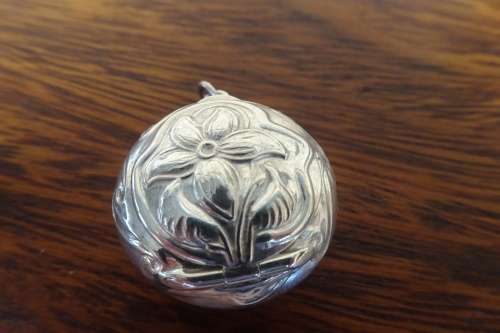 Gorgeous Puffy Round Silver Locket With Embossed Flower Pattern 9.0 g Diameter 27 mm