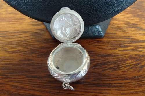 Gorgeous Puffy Round Silver Locket With Embossed Flower Pattern 9.0 g Diameter 27 mm