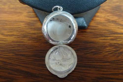 Gorgeous Puffy Round Silver Locket With Embossed Flower Pattern 9.0 g Diameter 27 mm