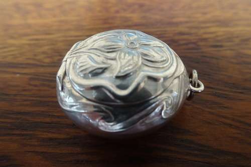 Gorgeous Puffy Round Silver Locket With Embossed Flower Pattern 9.0 g Diameter 27 mm