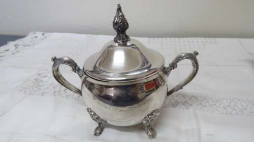 Stunning Viners International Silver Plate Tea Pot, Lidded Sugar Bowl and Creamer Set