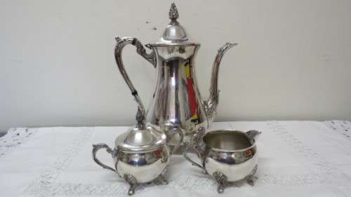 Stunning Viners International Silver Plate Tea Pot, Lidded Sugar Bowl and Creamer Set