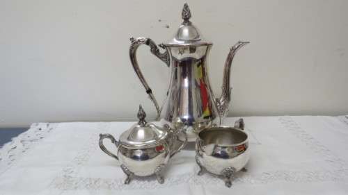 Stunning Viners International Silver Plate Tea Pot, Lidded Sugar Bowl and Creamer Set