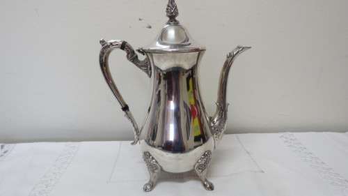 Stunning Viners International Silver Plate Tea Pot, Lidded Sugar Bowl and Creamer Set