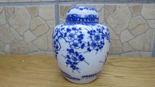 Pretty Vintage Ginger Jar With Lid Blue and White Oriental Willow Pattern H: 14,5cm