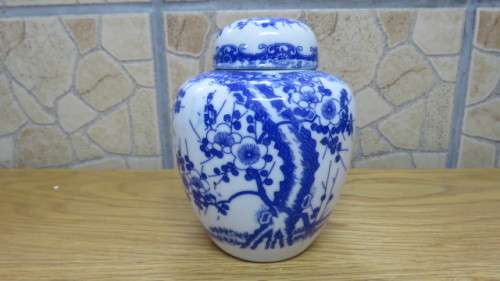 Pretty Vintage Ginger Jar With Lid Blue and White Oriental Willow Pattern H: 14,5cm