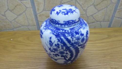 Pretty Vintage Ginger Jar With Lid Blue and White Oriental Willow Pattern H: 14,5cm