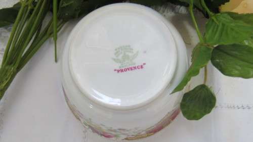 Lovely Vintage Tuscan Fine English Bone China `Provence` Pattern Sugar Bowl H: 6,5 cm D: 13 cm