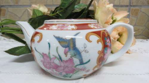 Beautiful Floral/Bird Round Porcelain Teapot With Gold Trim. Made in China H: 10 cm