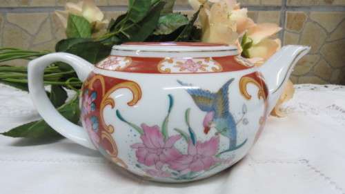 Beautiful Floral/Bird Round Porcelain Teapot With Gold Trim. Made in China H: 10 cm