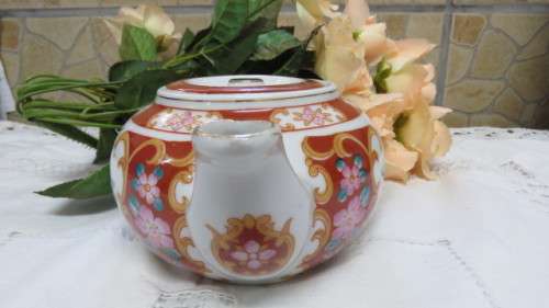 Beautiful Floral/Bird Round Porcelain Teapot With Gold Trim. Made in China H: 10 cm