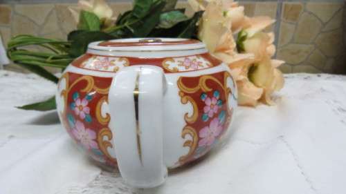 Beautiful Floral/Bird Round Porcelain Teapot With Gold Trim. Made in China H: 10 cm
