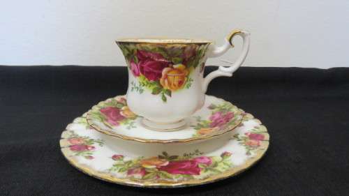 Pretty Vintage Royal Albert Bone China `Old Country Roses` Trio