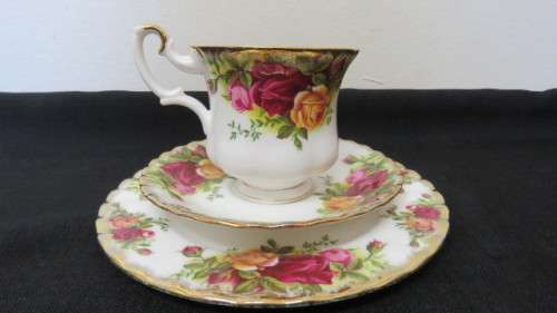 Pretty Vintage Royal Albert Bone China `Old Country Roses` Trio