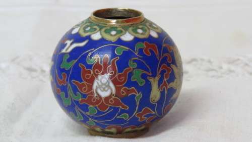 Beautiful Vintage Miniature Cloisonne Pot With Floral Design H: 5 cm