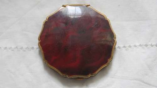 Beautiful Vintage Stratton Enamel Burgundy Turtle Shell Pattern Powder Compact 8 x 8,5cm